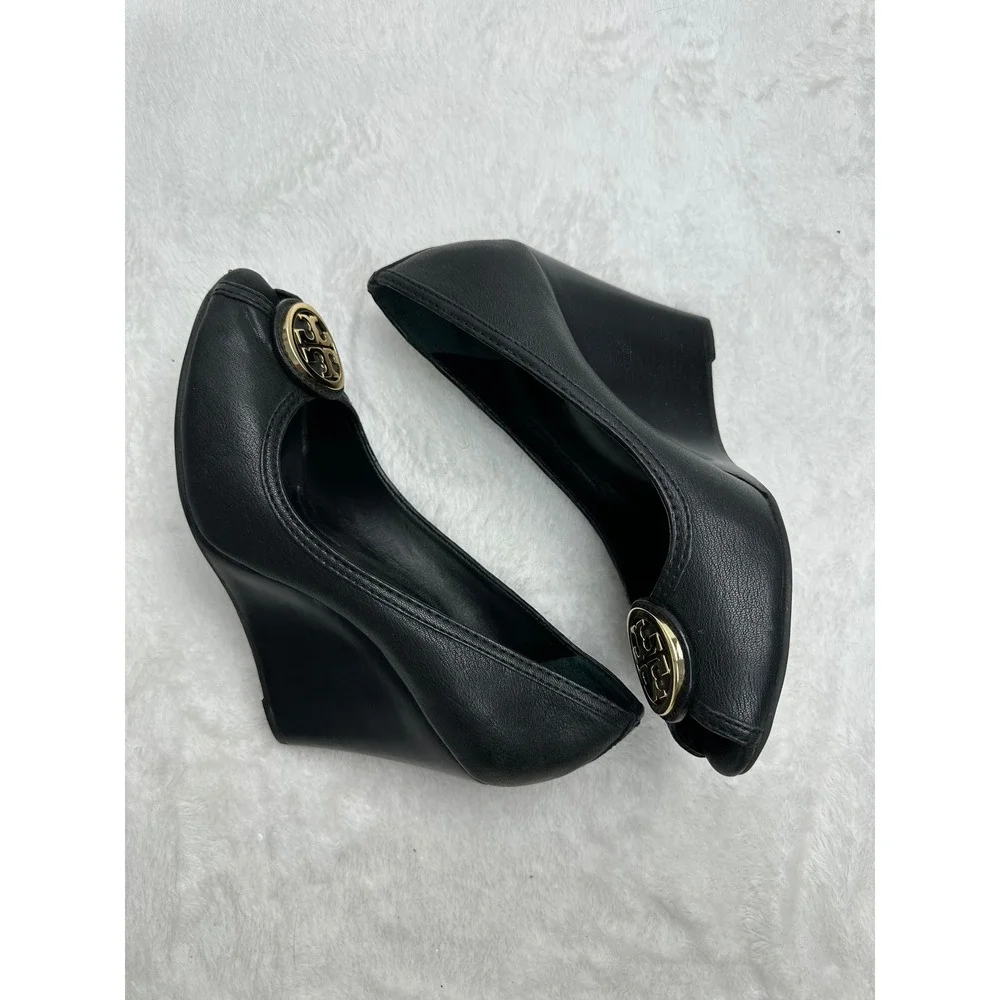 Tory Burch Black Leather Peep Toe Wedge Pumps Gold Logo Medallion 10M 4304